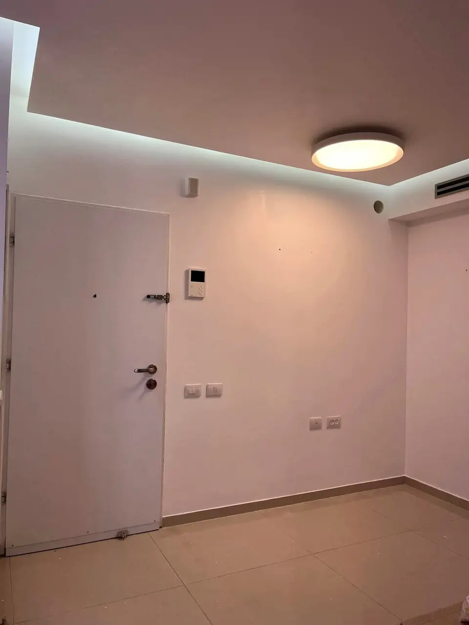 מבואה עם קיר דקורטיבי ותאורה נסתרת